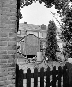 853733 Afbeelding van een duiventil in de achtertuin van een huis aan het Ondiep te Utrecht.